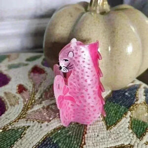 🩷🐆Pink cheetah with a bow hair claw